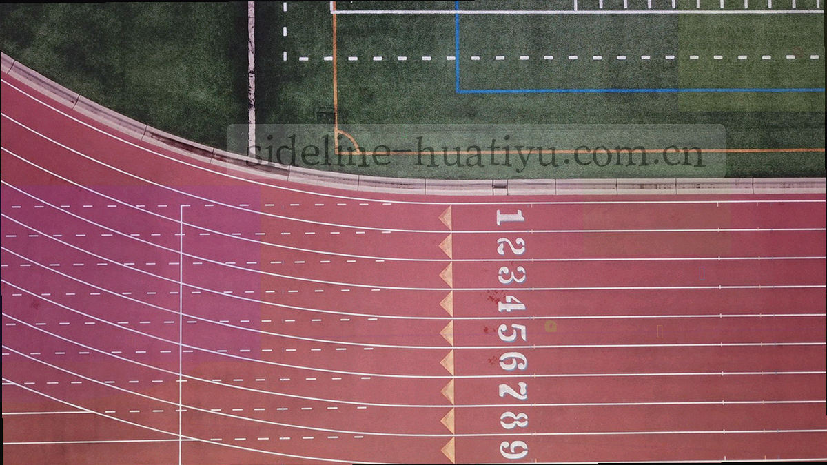 暖光下的电子记分牌特写，显示抽象比分数字